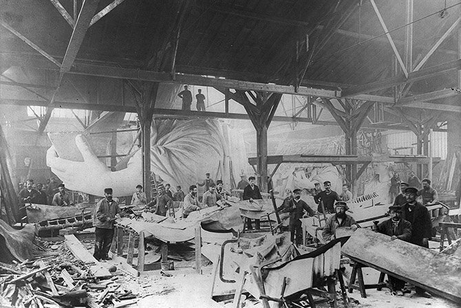 абочие создают Статую в парижской мастерской, 1882 год.