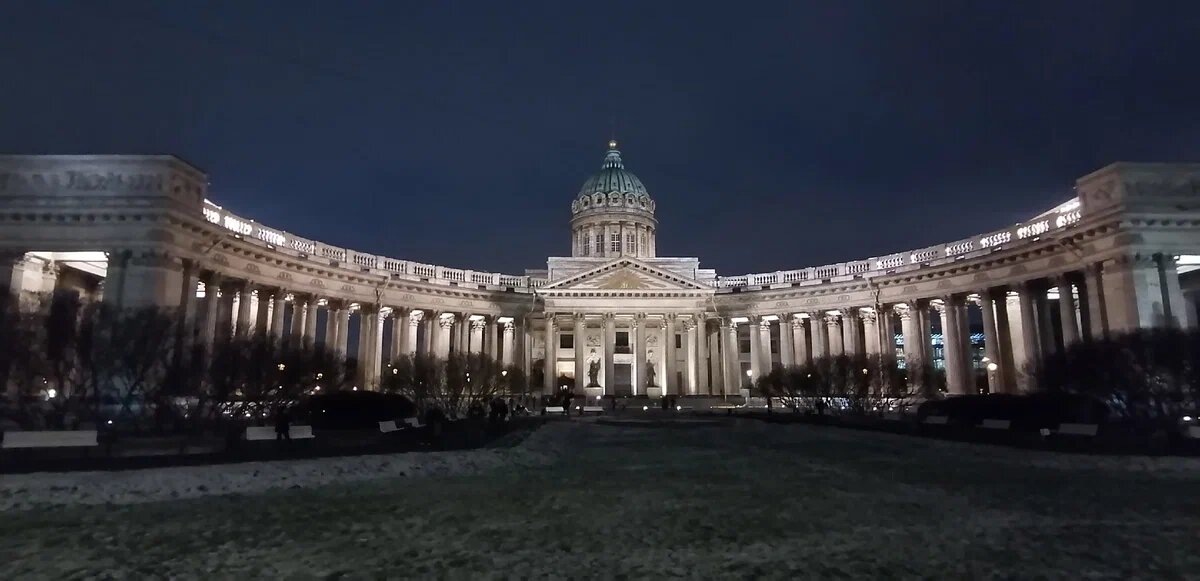 Врата Рая находятся в цетре Казанского собора со стороны Невского проспекта