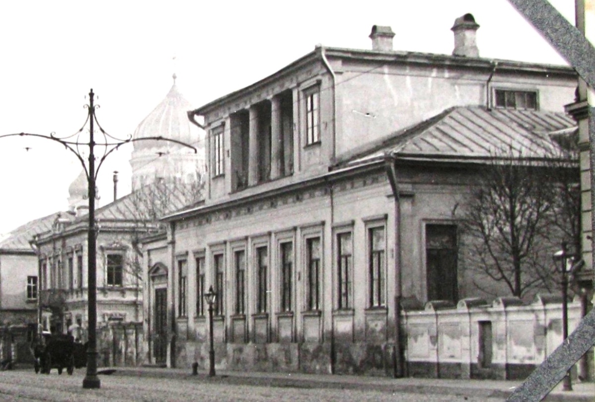 Пречистенка, дом , 7. Здесь располагались высшие женские курсы