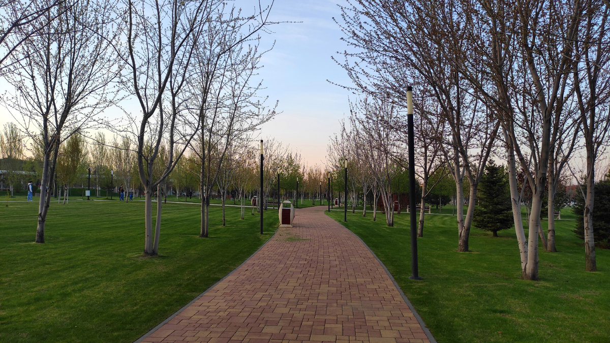 Вот так сегодня выглядит Парк Победы у подножия Мамаева кургана. Фотографию сделала в день публикации данной статьи. 