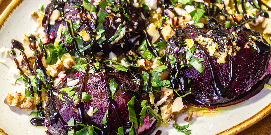 Необычная закуска из свёклы: как удивить гостей, не тратя лишнего