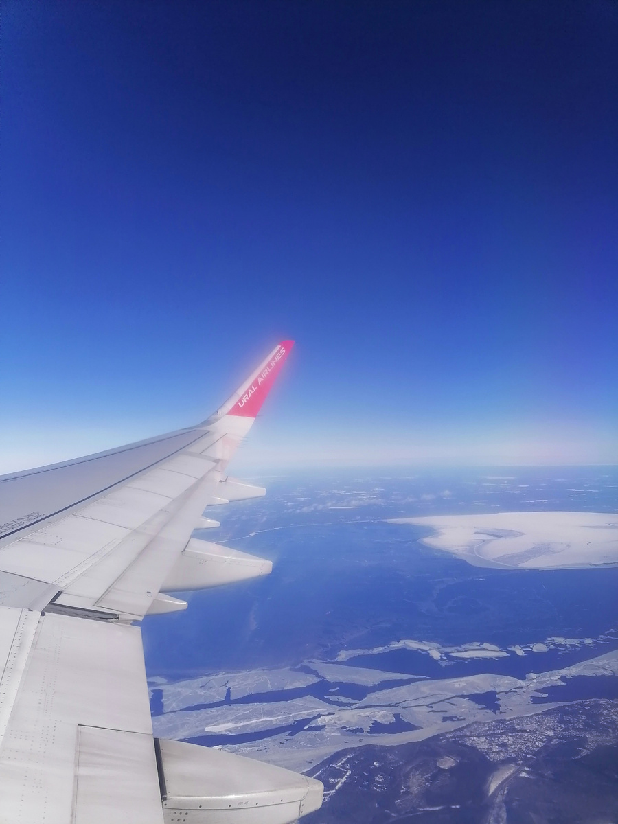 В самолёте. Сейчас время полёта составляет 4 часа, так как полёт проходит через нейтральные воды. 