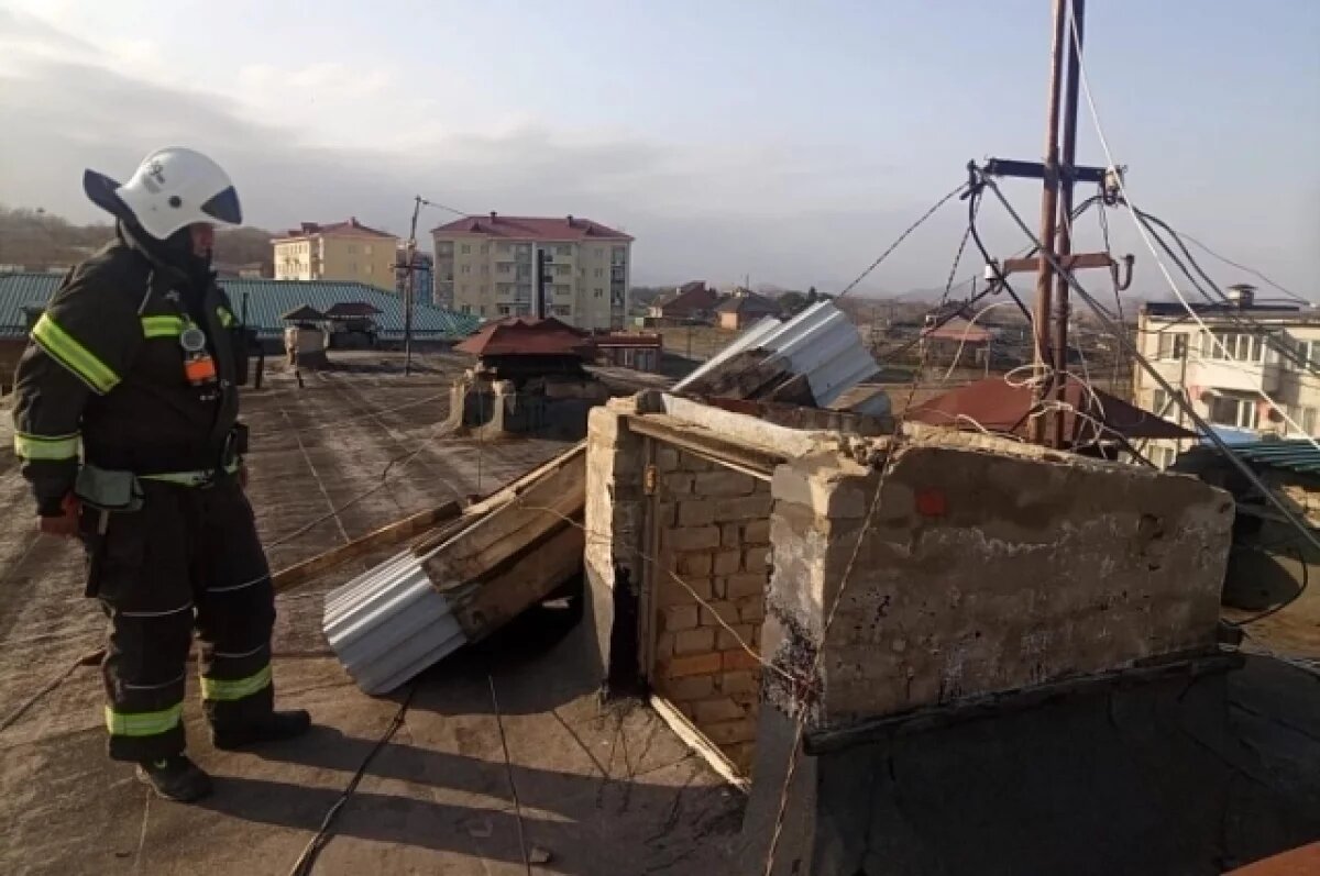    Спасатели накрыли сорванные крыши тентами, чтобы не допустить затопления жилья.