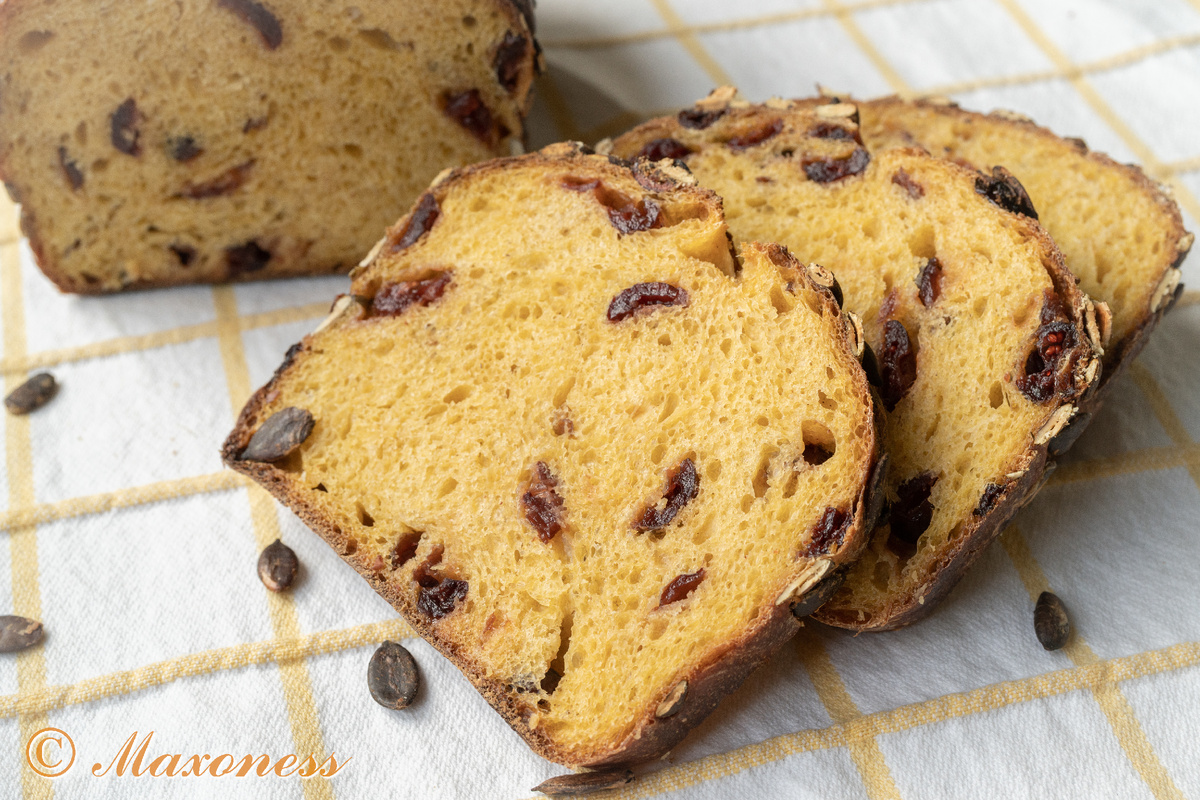 Тыквенный хлеб на закваске с тыквенными семечками и клюквой