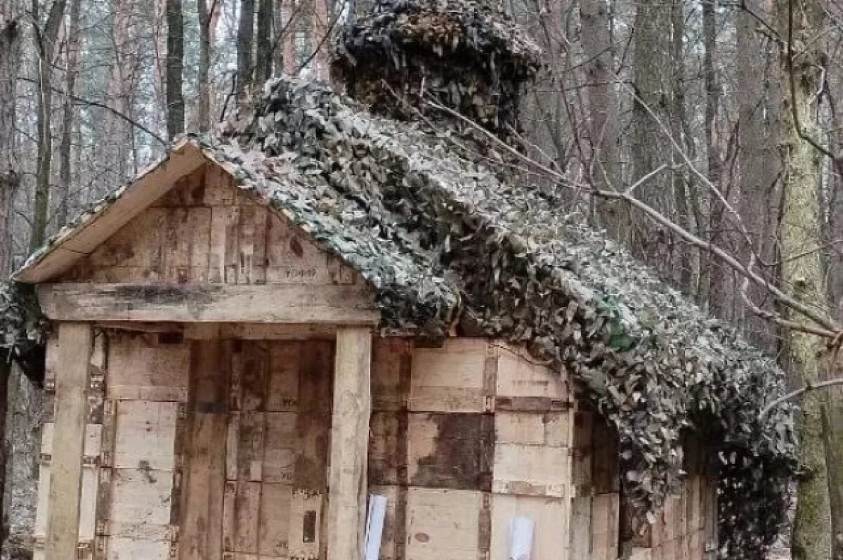    Скромная часовня, построенная близ Курска из ящиков из-под патронов.