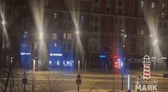    Путин едет в Кремль после 23:00. Кадры с Telegram-канала "Вы слушали маяк"