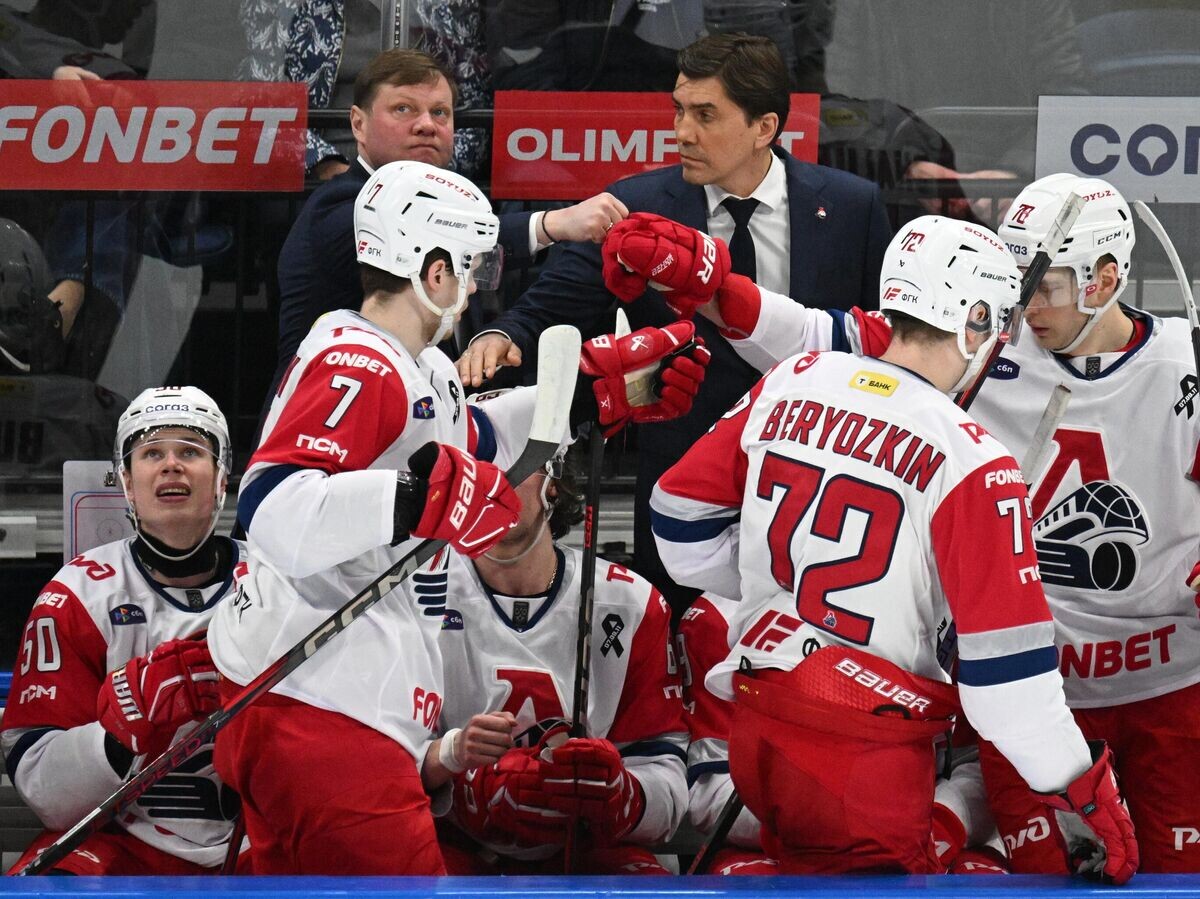    Главный тренер "Локомотива" Игорь Никитин и игроки "Локомотива" радуются заброшенной шайбе© РИА Новости / Владимир Федоренко