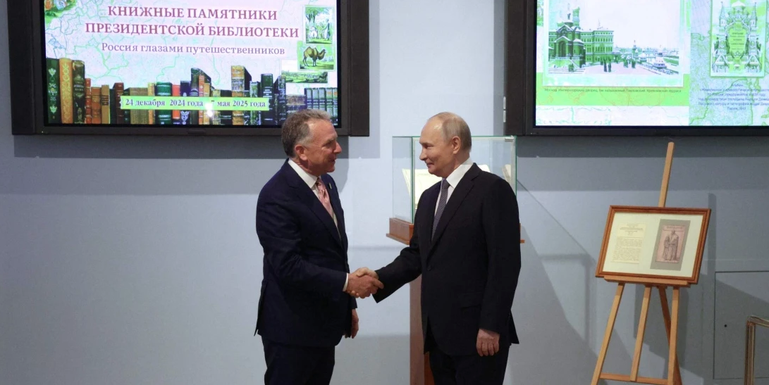 Рукопожатие в Санкт-Петербурге: Стив Виткофф и Владимир Путин © AFP