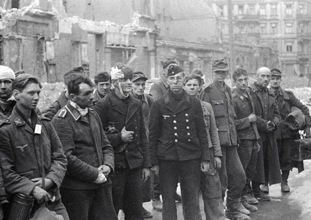    Штурм Берлина - завершающая часть Берлинской наступательной операции, в ходе которой Красная армия завладела столицей нацистской Германии. Колонна немецких военнопленных на окраине Берлина. Фото:  РИА Новости/ Иван Шагин