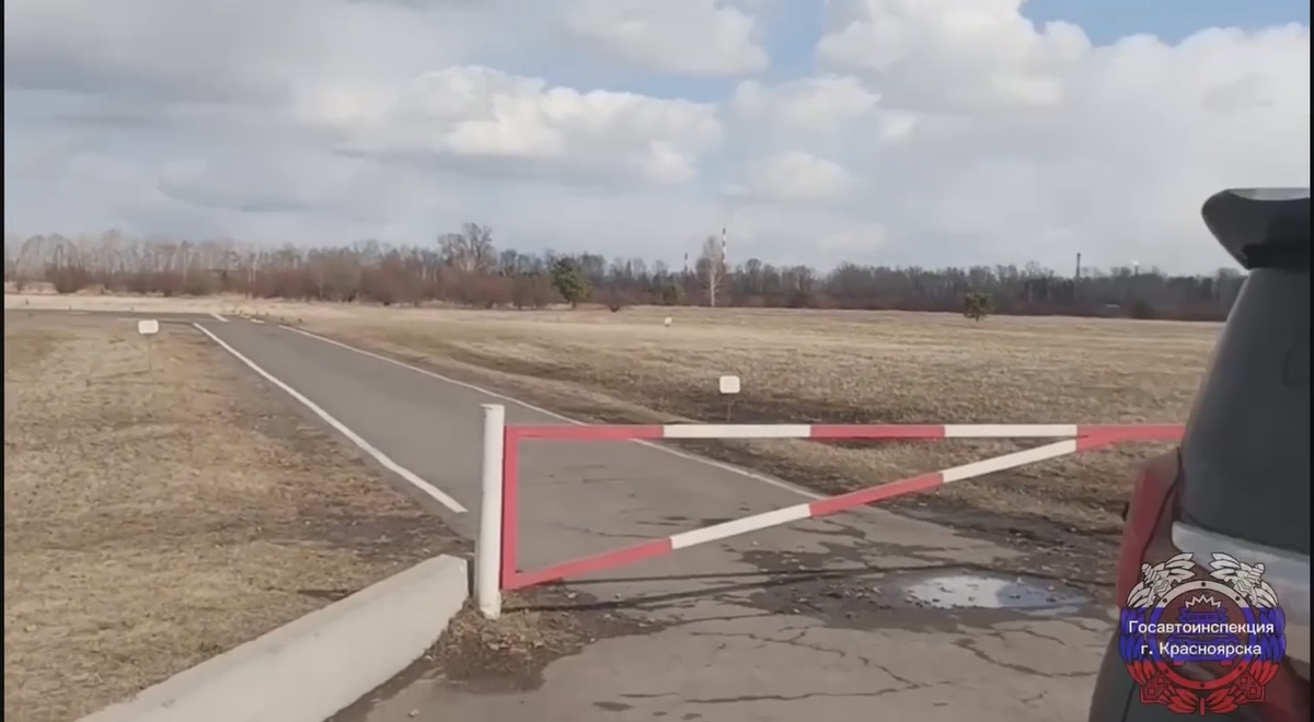 На этом стоп-кадре машина стоит уже поперёк въезда