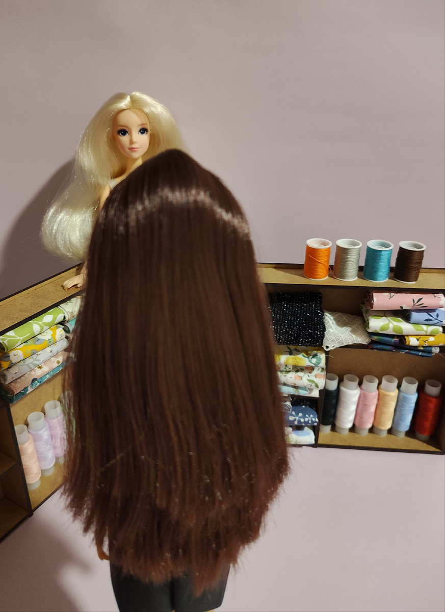 Энджел продает ткани и прочую фурнитуру для изготовления одежды. 