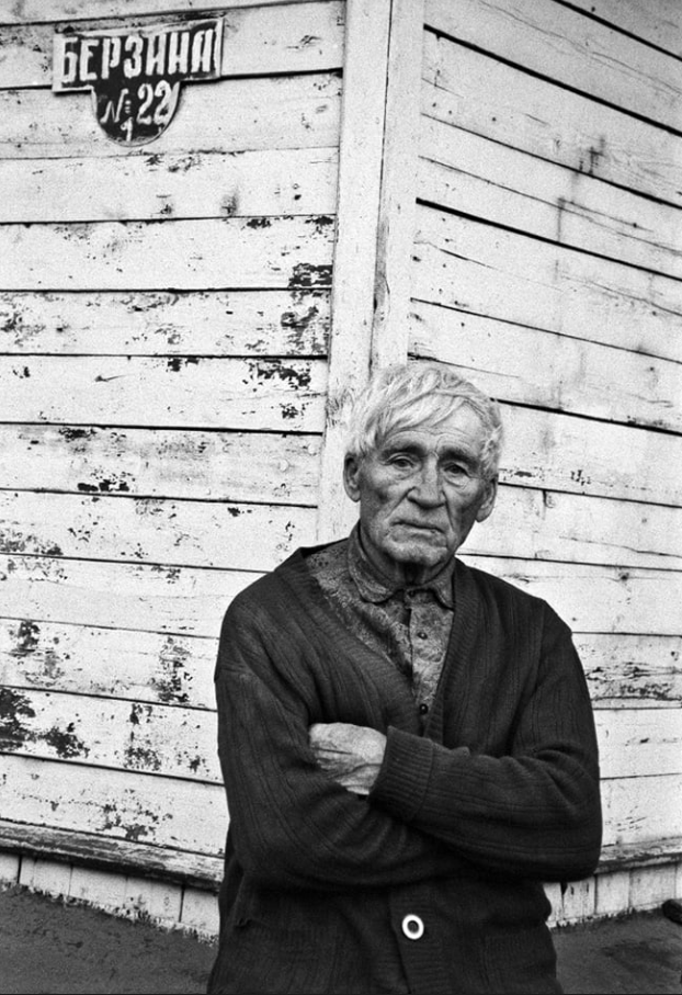 Владислав Хрыстук, поляк, капитан АК, арестован НКВД в 1944 году в Лиде, приговорен к пяти годам лагерей и вывезен на Колыму. Работал на лесоповале и золотых приисках. Освобожден в 1949 году без права переезда с Колымы. Женился на русской. Не мог уехать из СССР во время репатриации поляков в 1956 году. 36 лет проработал на Колыме плотником. Жил в поселке Ягодное. Фото из альбома «ГУЛАГ» , 1995, IPN