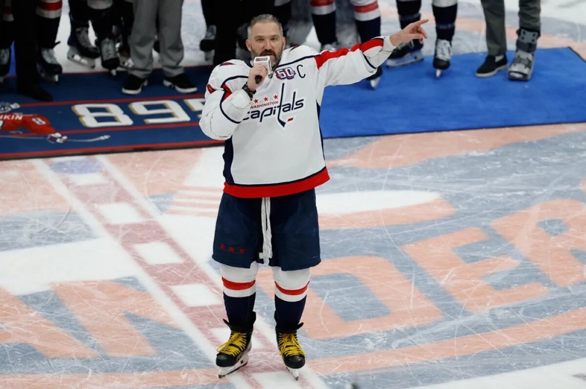    39-летний российский нападающий «Вашингтона» оказался на вершине рейтинга лучших снайперов в истории регулярных чем- пионатов Национальной хоккейной лиги (НХЛ). Александр Овечкин побил казавшийся вечным рекорд Уэйна Гретцки (894 шайбы) и на этом останавливаться не собирается.