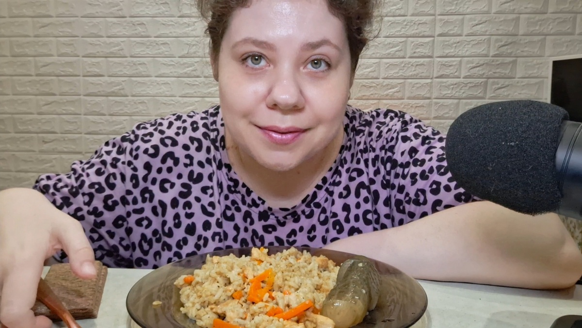 Это я - Ирина Рис на мукбанге, ем плов и рассуждаю к чему приводит отсутствие монетизации для видеоблогеров