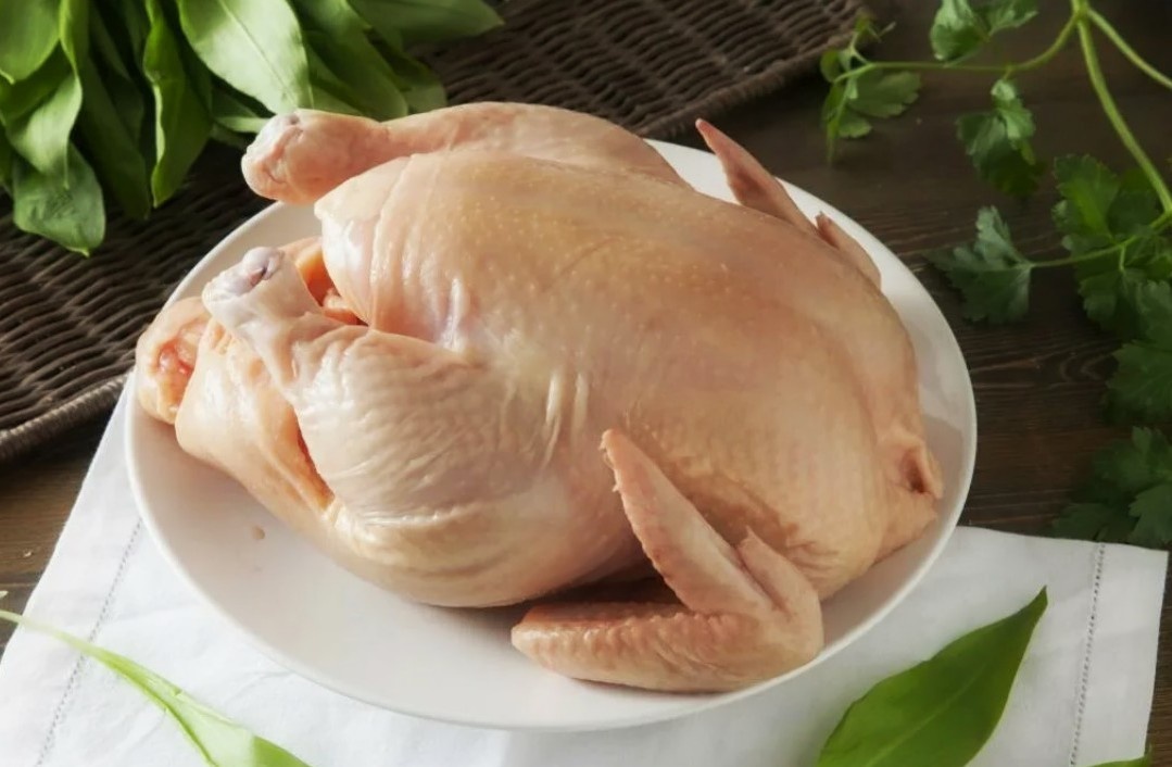 КуриЦа должна иметь матовую поверхность, не блестеть.
