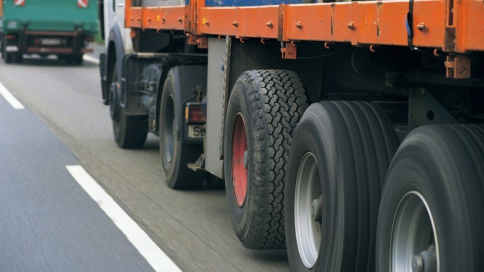    Грузовик на дороге. Источник: pixabay.com