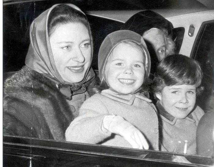 Принцесса Маргарет со своими детьми, леди Сарой, сидящей у неё на коленях, и виконтом Линли, покидают вокзал Ливерпуль-стрит в 1968 году по пути из Сандрингема