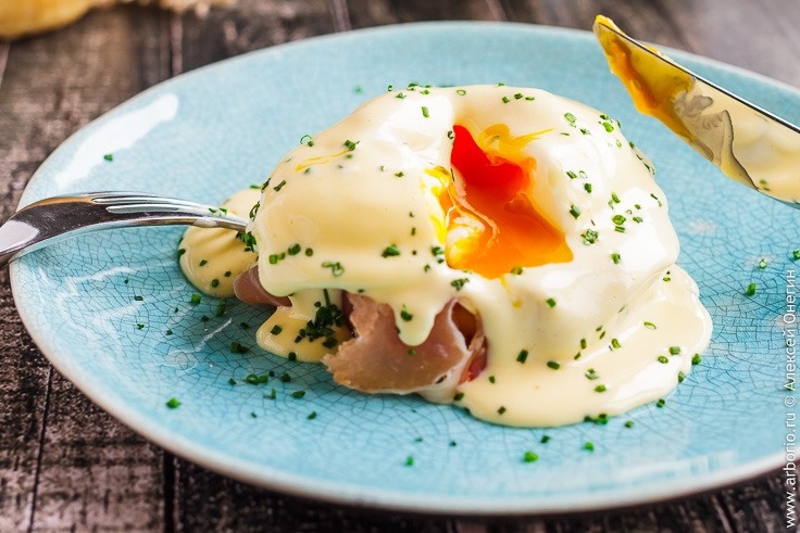 16 апреля Национальный день яиц Бенедикт отмечает давно любимое блюдо для завтрака или бранча. Яйца Бенедикт состоят из яиц-пашот с соусом голландез и канадским беконом или ветчиной на половинках английских маффинов.Существуют две разные истории о том, как появились яйца Бенедикт.В 1894 году биржевой маклер Лемюэль Бенедикт заказал в отеле Waldorf «тост с маслом, яйца-пашот, хрустящий бекон и гарнир из голландского соуса». Они были настолько впечатлены блюдом, что включили его в меню, заменив бекон и тост ветчиной и английскими кексами.В начале 18 века Папа Бенедикт XIII так любил блюдо из яиц, что заказывал его снова и снова. Многие считают, что Папа Бенедикт XIII был болен, что усилило его желание именно этого блюда из яиц, отсюда и название «Яйца Бенедикт».Некоторые рестораны подают свои собственные версии яиц Бенедикт. Смешайте их, заменив ветчину лососем или солониной. Добавьте нарезанные помидоры или паровую спаржу. Замените английский маффин толстыми, хрустящими тостами или тонкими, хрустящими рогаликами. Существует так много способов проявить креативность на кухне. Важными элементами яиц Бенедикт являются правильно сваренные яйца и идеальный голландский соус. Когда желток и соус смешиваются со всеми остальными ингредиентами, это блюдо становится божественным.