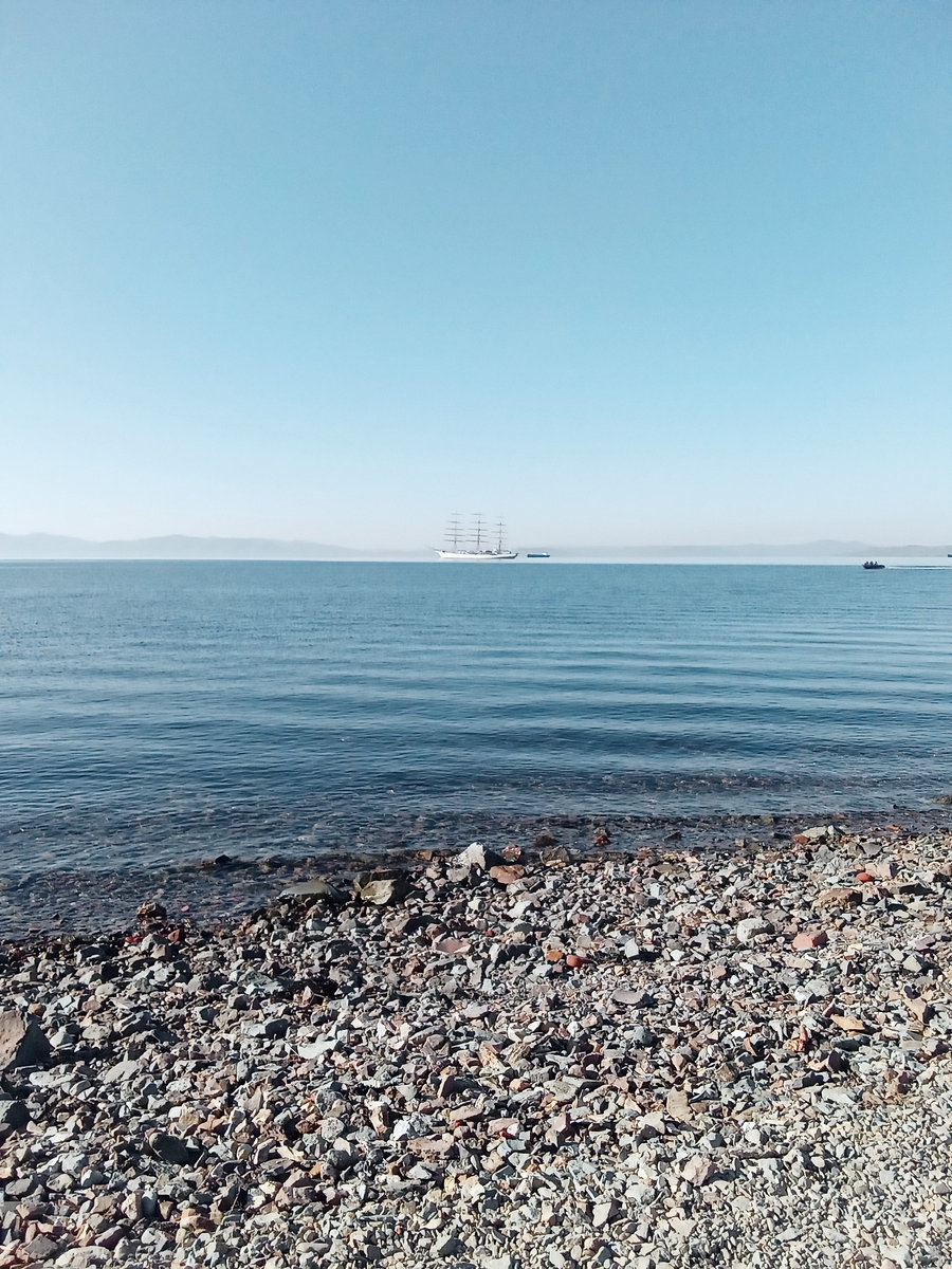 Современный парусник возле Владивостока. Фото автора.