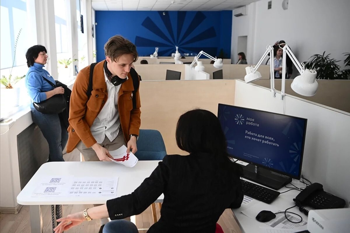    Посетители на всероссийской ярмарке трудоустройства в центре занятости населения в Москве.