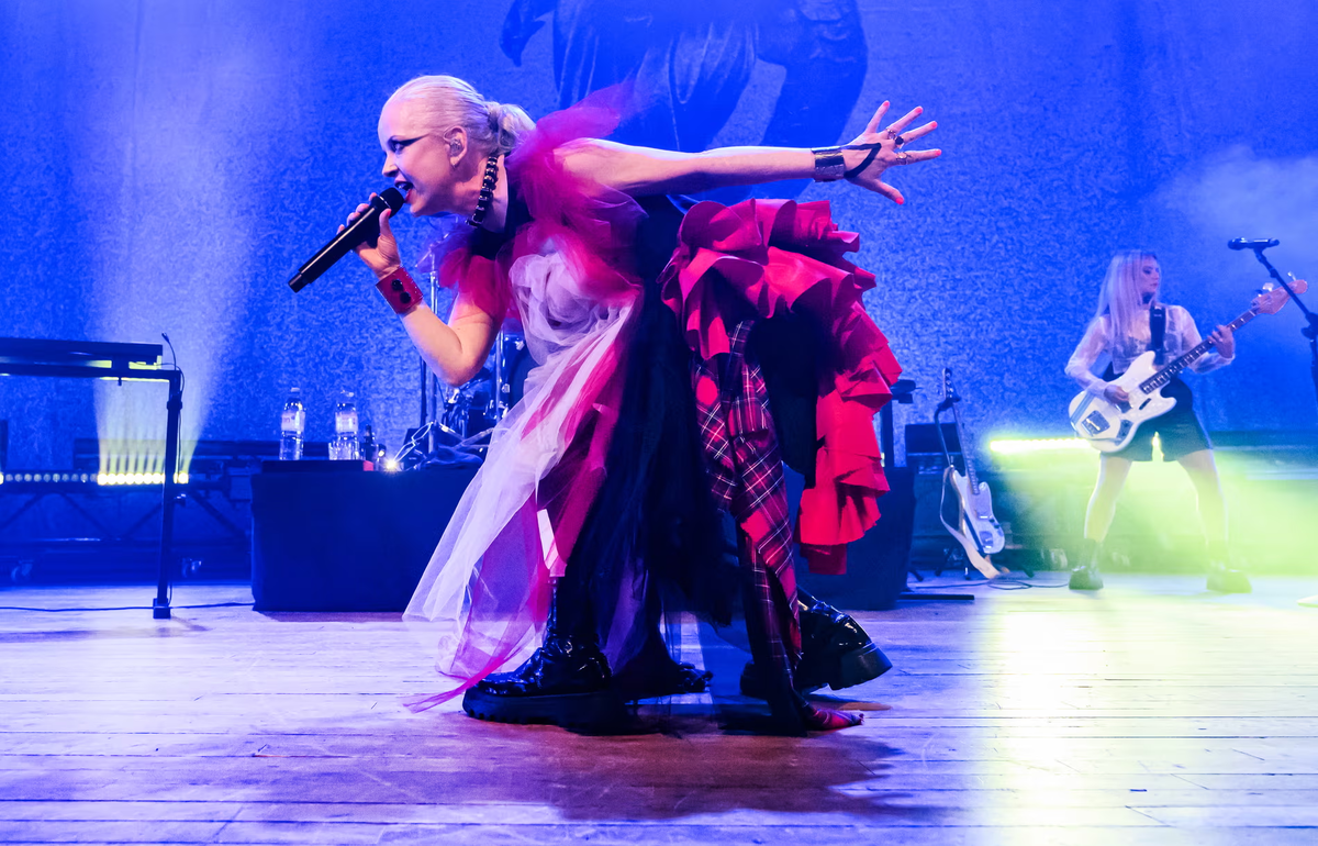 Мэнсон на сцене с Garbage в прошлом году в Вулверхэмптоне, до того как ее бедро «развалилось». Фото: Katja Ogrin/Redferns