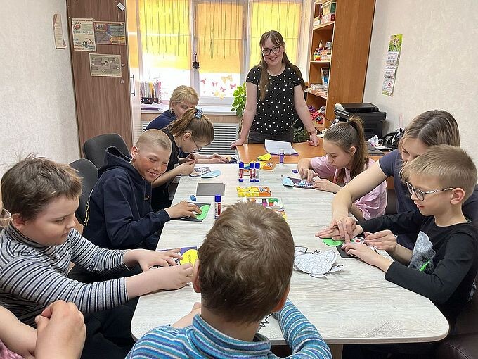 Дети работают над созданием аппликаций