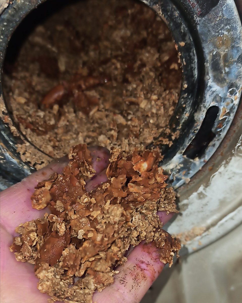 Вот какая у нас вода жёсткая, сколько накипи скопилось на тенах