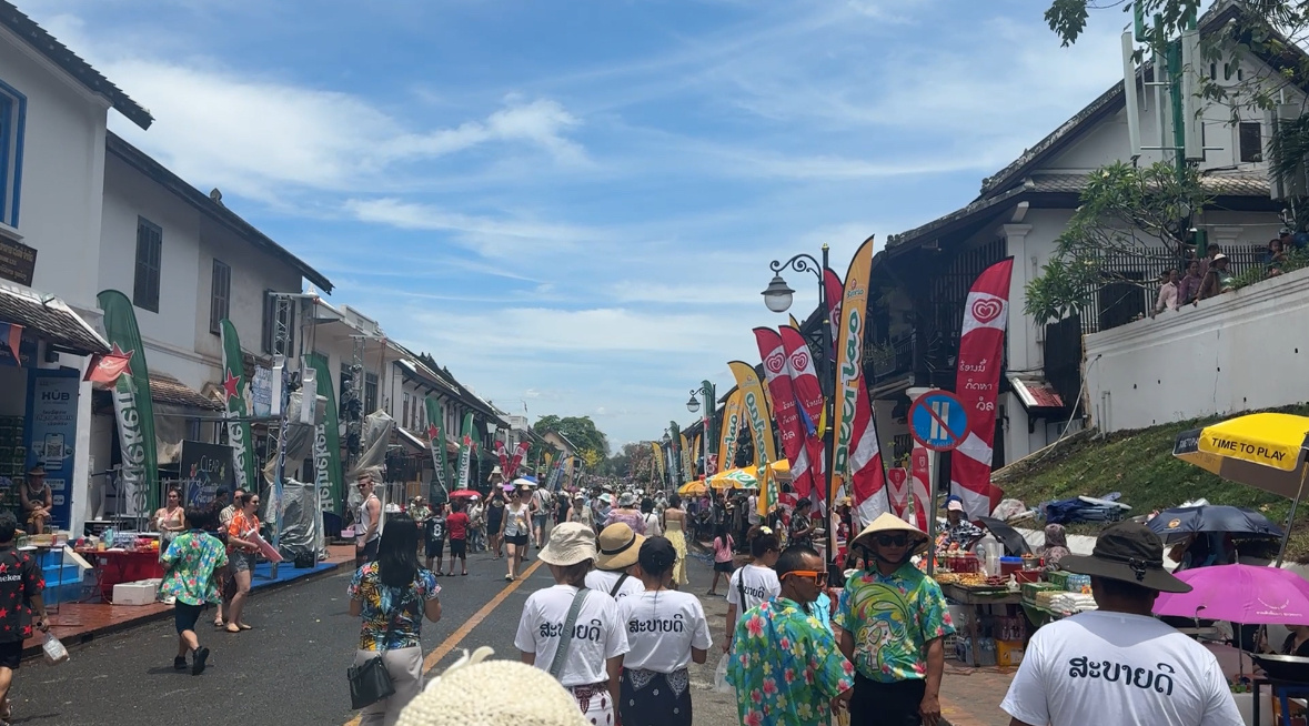 Улица с барами и ресторанами, где активнее всего люди обливаются водой. Фото автора. 