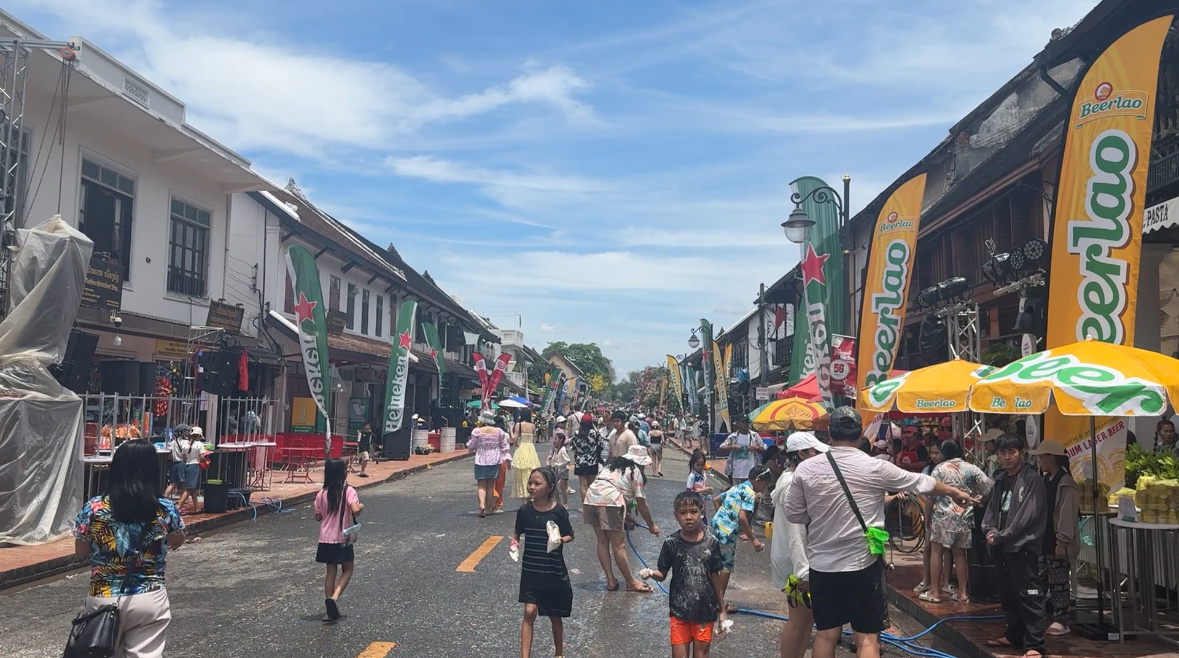 Улица с барами и ресторанами, на которой жизнь оживает ближе к вечеру и до самого утра. Люди пьют, танцуют в воде до утра. Фото автора.