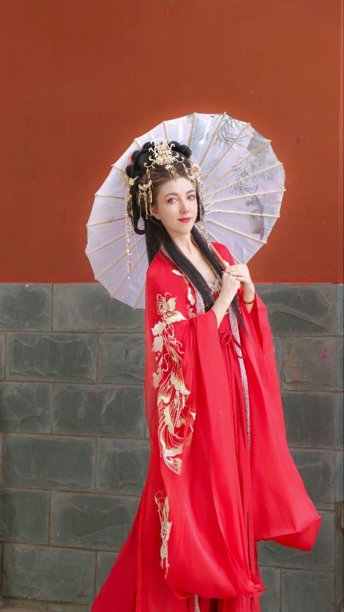 Второй раз за всё время ведения канала меняю аватарку, но честно говоря, со старой расставаться было жаль.