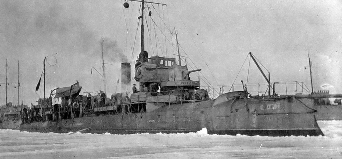 Эсминец "Лихой" во льдах