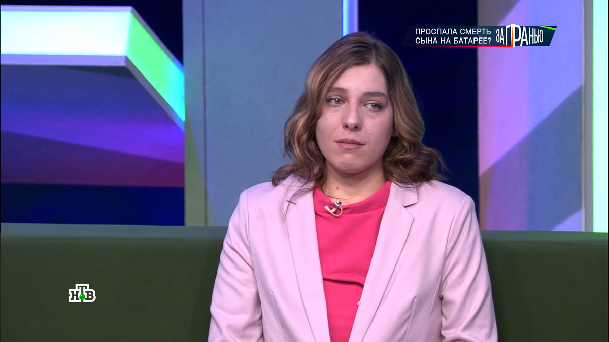 В студию мама пришла в розовом наряде