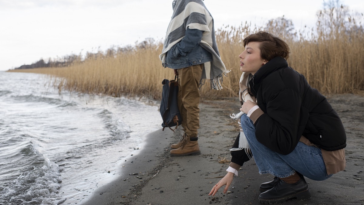    Люди несли к реке угощения, чтобы задобрить водяного. Фото: Freepik