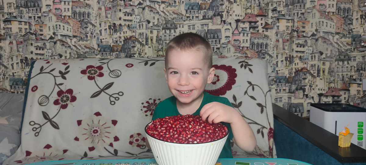 Помощник наш, готовит салат на НГ.