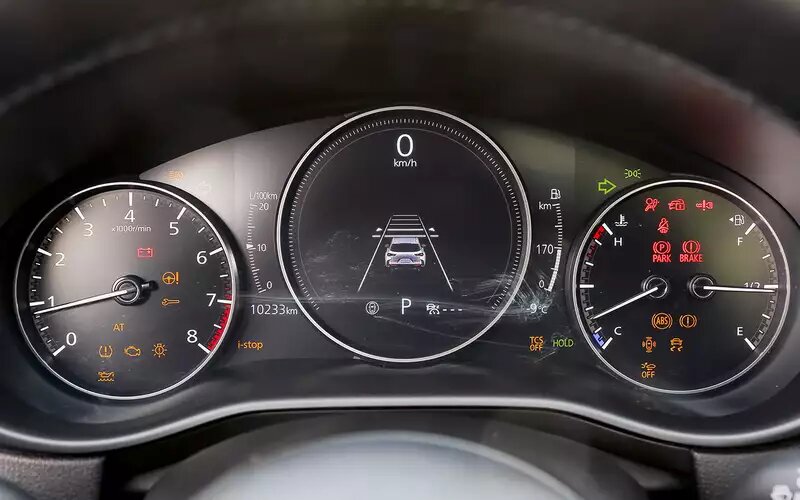    Типичная маздовская приборная панель с круглым информационным дисплеем по центру по сравнению с китайскими «художествами» – просто класс!