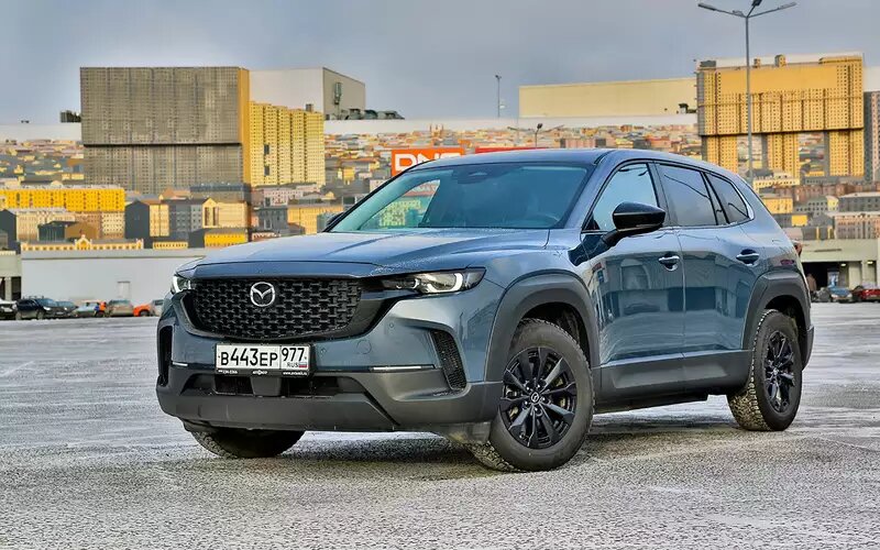    Mazda CX-50. Цена в России от 4 200 000 ₽. Из решетки радиатора в районе фар получилась накопительная площадка для снега и листьев.