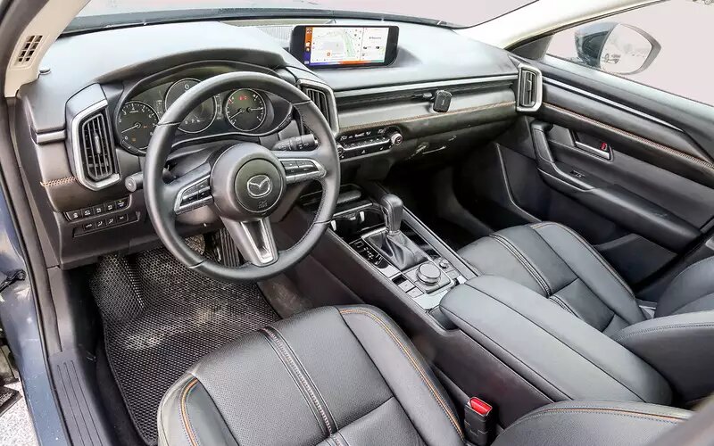    Интерьер прост, но удобен. К качеству китайской сборки вопросов нет, но материалы по сравнению с CX‑50 американского производства упрощены. Шестиступенчатый автомат Мазды не любит пробуксовки, из-за которой изнашивается фрикцион гидротрансформатора, а продукты износа быстро попадают в гидроблок, выводя его из строя.
