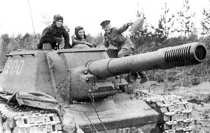 Командир батареи 1539-го тяжелого самоходно-артиллерийского полка гвардии капитан Ф.Н.Наговицын ставит боевую задачу команди­ру СУ-152 С.Ф.Березину. 2-й Прибалтийский фронт, весна 1944 года