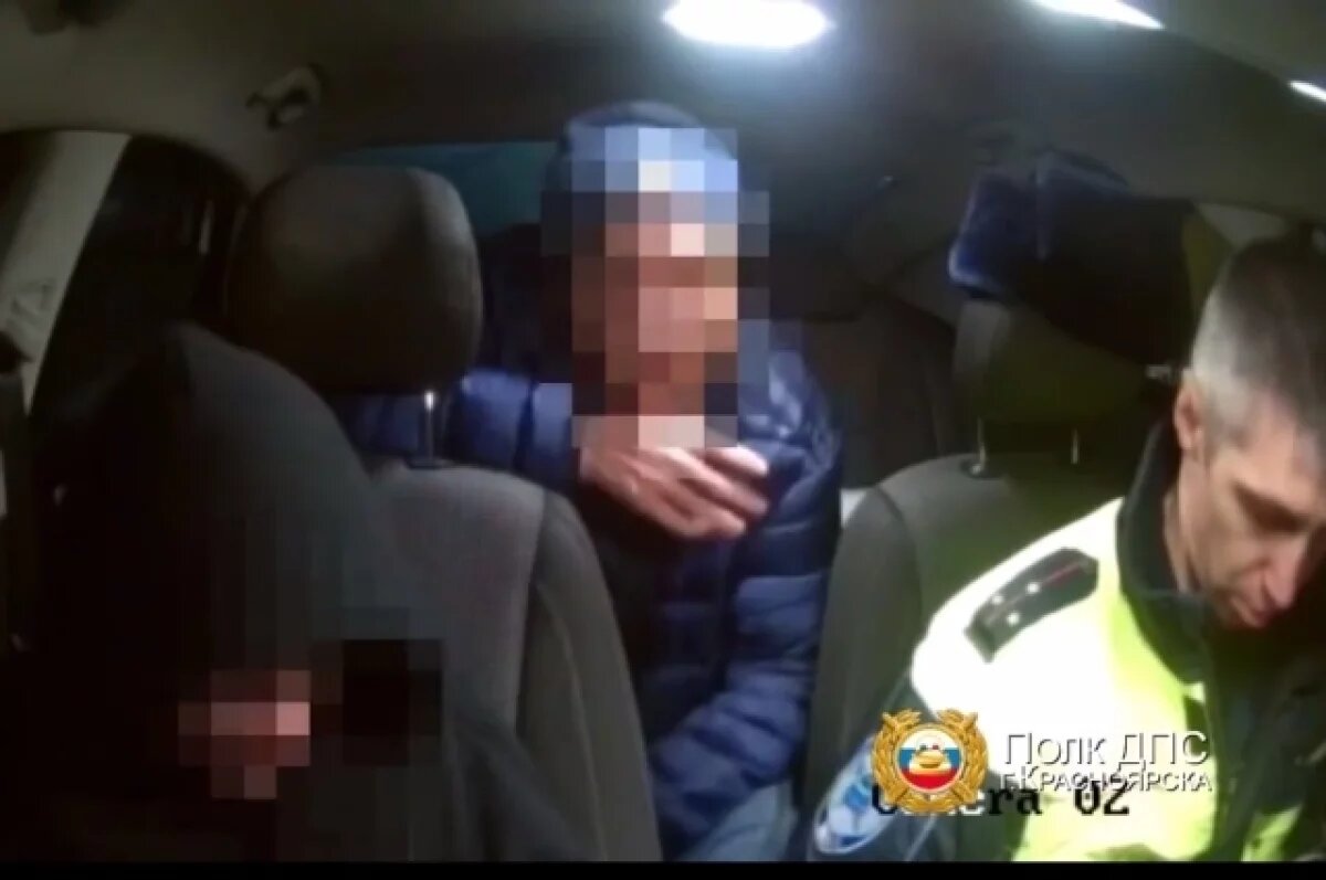    Школьник и его отец в патрульной машине.