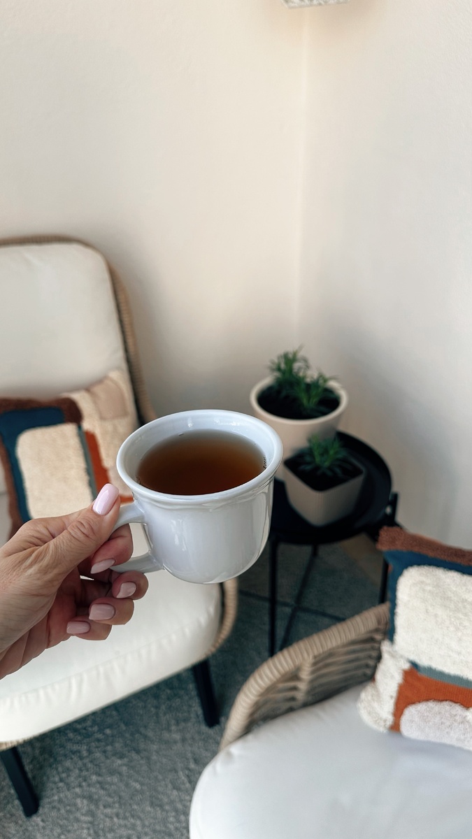 Мой самый главный весенний секрет — это интервальное питание. Я ничего не ем после 17:00 и завтракаю потом только в 9 или 10 утра. После пяти вечера я только пью воду или пустой чай. Никаких конфеток, булочек, яблок, сыра и так далее. 