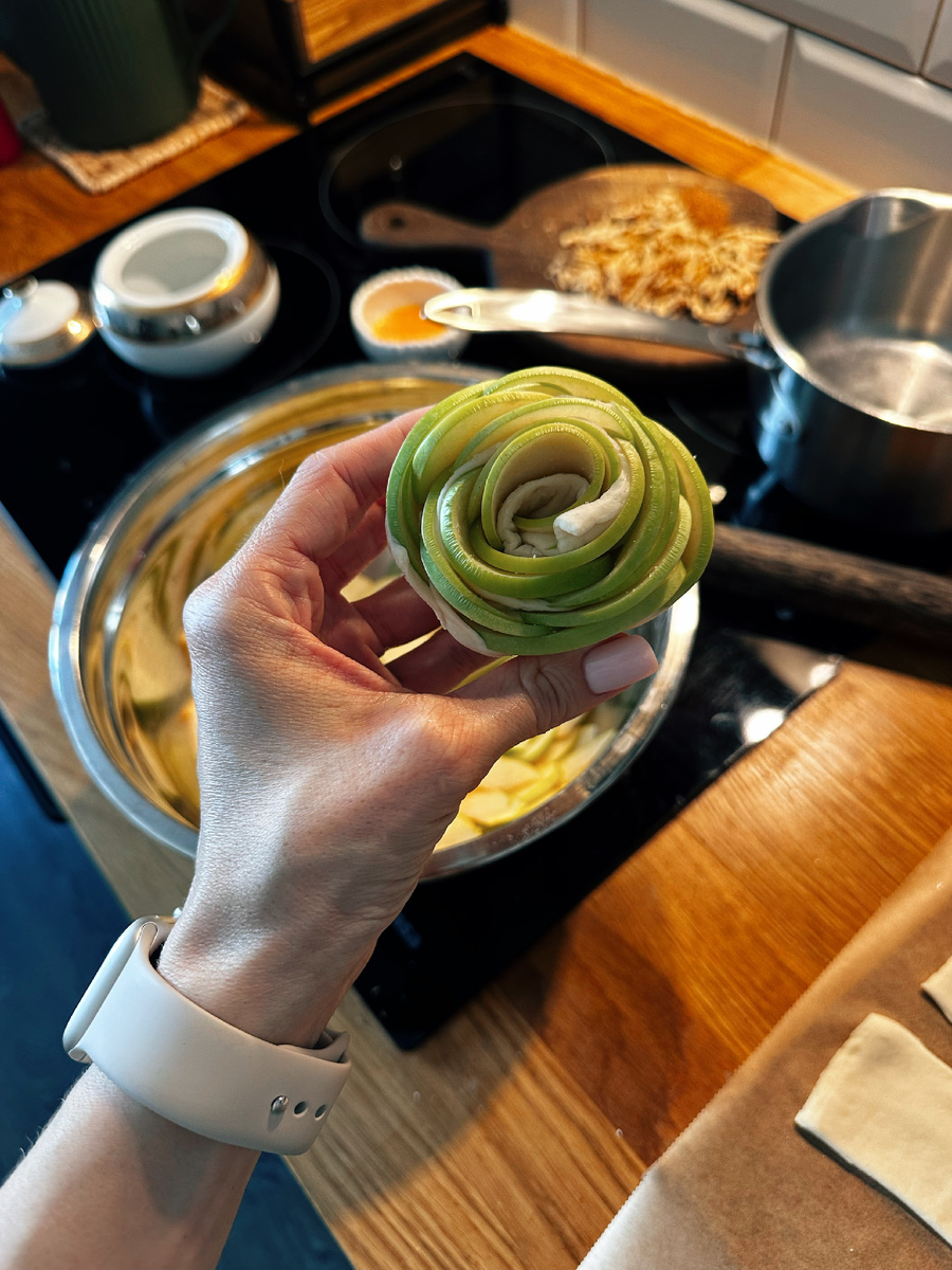 Я люблю печь, но сама ем все это только в первой половине дня и очень редко меня можно застать вечером с чашкой чая и куском торта. Вообще этот «чайку попьем» злейший враг фигуры, потому что к нему стандартно что-то хочется и он с «хитрыми» углеводами.