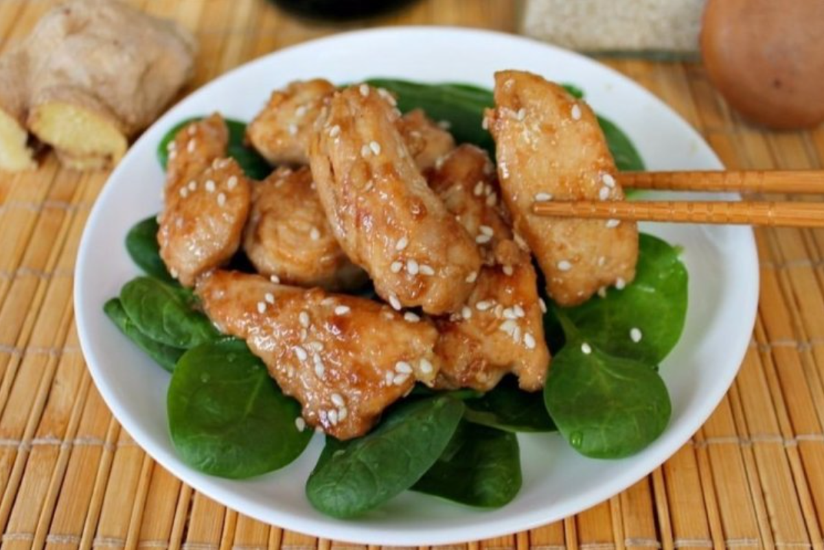 Замечательное блюдо, идеально подходящее на обед или ужин
Тебе понадобится: 500 г куриных грудок, 2 ст.л. соевого соўўса, 3 зубчика чеснока,
специи.
Приготовление: Нарежь грудку средними кусочками и смешай с соевым соусом,
измельченным чесноком и специями. Отправь заготовк)у в холодильник на 30 минут
после чего переложи курицу на нижнюю решетку аэрогриля и запекай 20 минут при
210 градусах на высокой скорости.