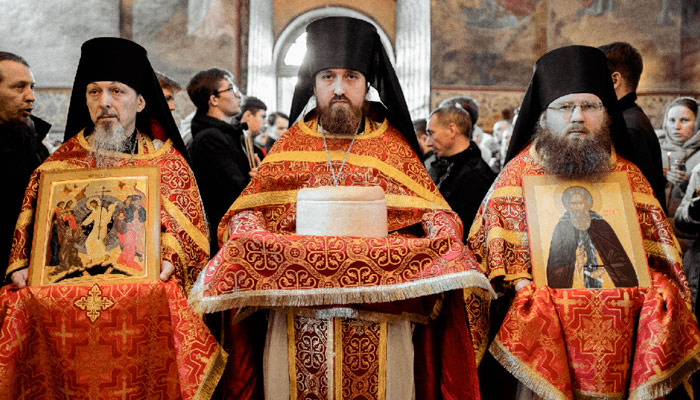 Священнослужитель с артосом. Фото: foma.ru