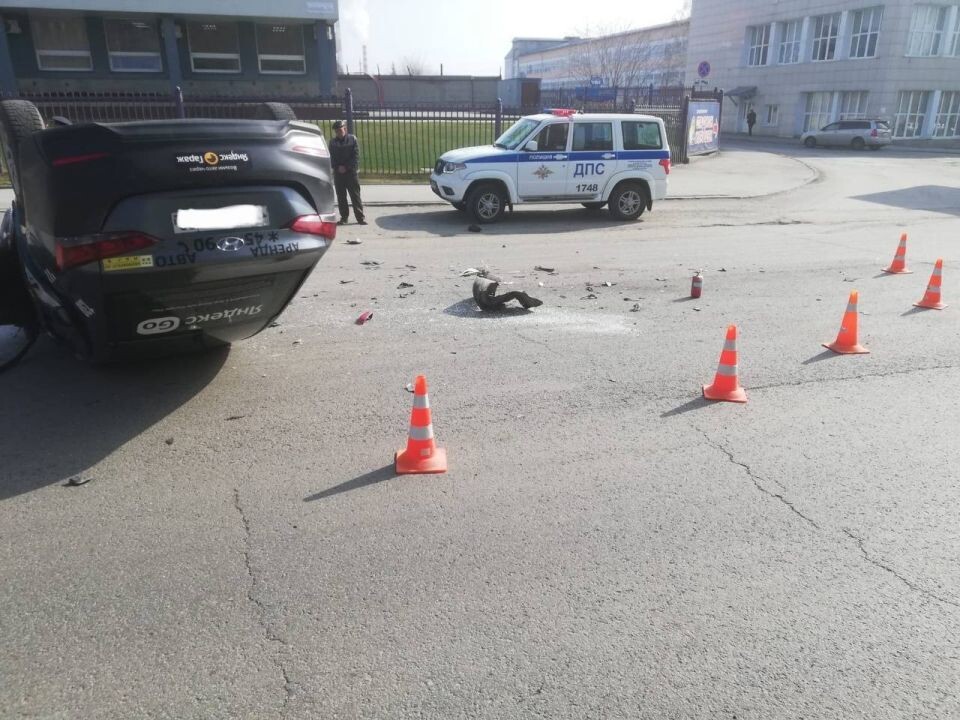    Такси перевернулось в Барнауле. Источник: ГАИ Алтайского края