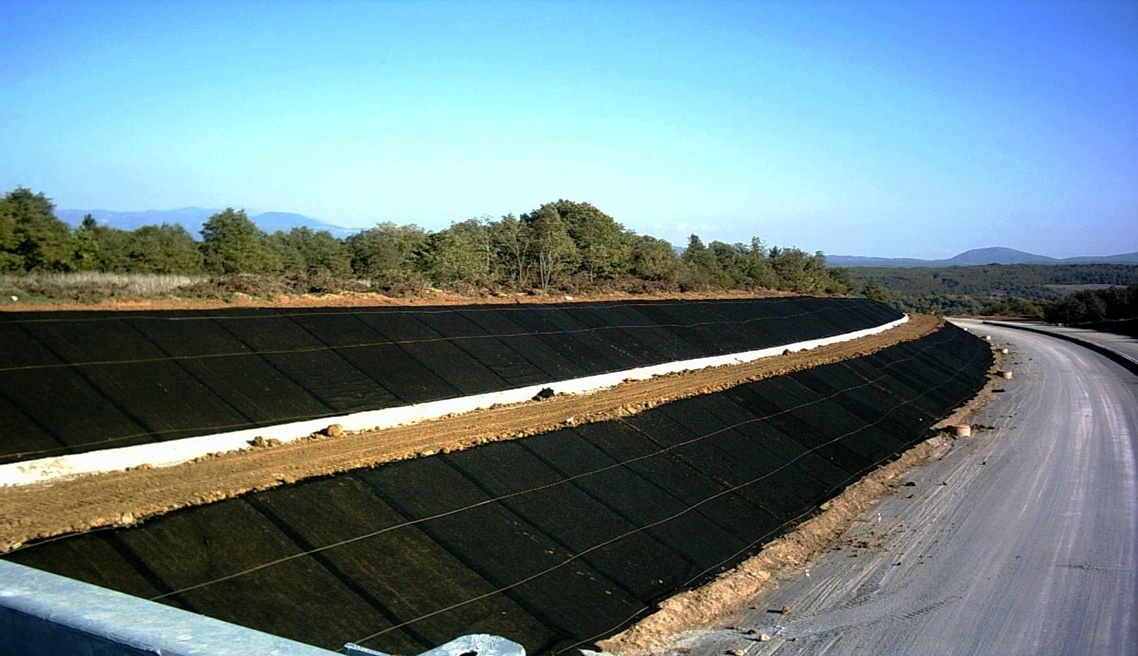 Экономическая эффективность различных методов укрепления берегов, склонов и грунтов