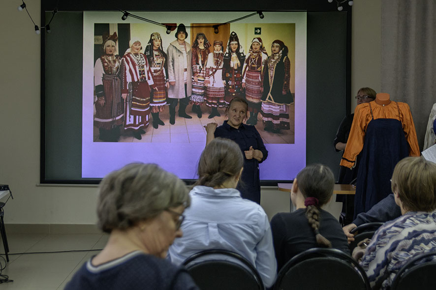Руководитель лаборатории традиционной культуры Красногорского района Екатерина Боброва рассказывает об одежде старообрядцев-филипповцев