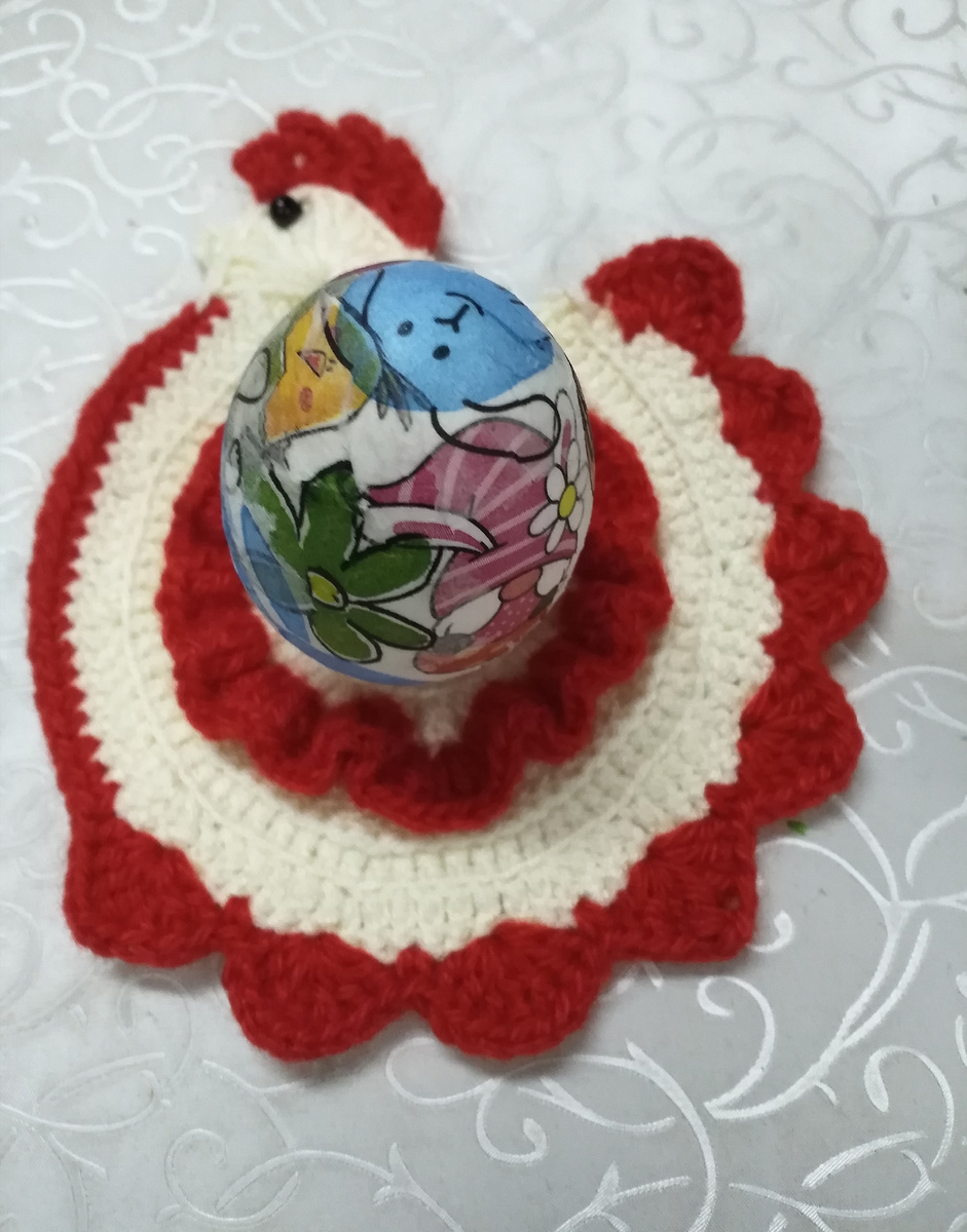 Другая попробовала сделать декупаж на пенопластовом яйце при помощи салфетки. В качестве клея использовался яичный белок. Очень хорошо держится. Отличная идея для работы с детками. 