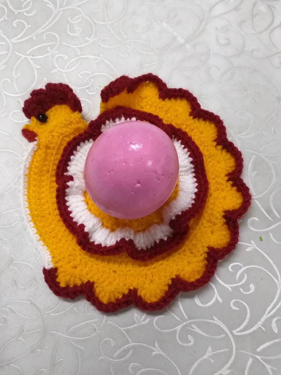 Третья попробовала покрасить пенопластовое яйцо акриловой краской по стеклу. Краска хорошо легла и отлично блестит. 