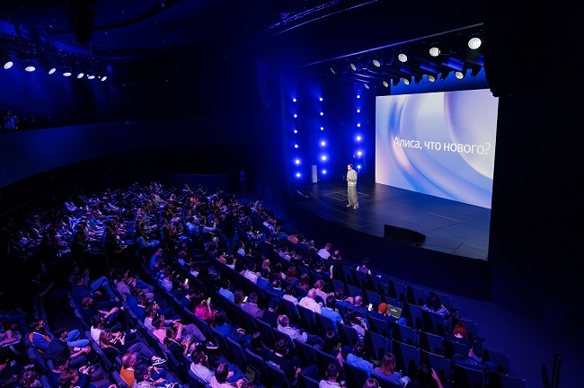 Алиса теперь умеет рассуждать, работать с файлами, распознавать объекты через камеру смартфона, свободно и без акцента говорить по-английски