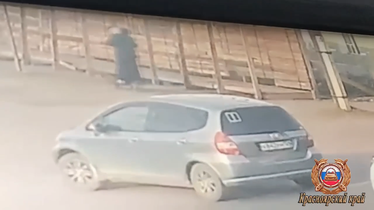     В Енисейске школьники на электросамокате врезались в дорожный знак